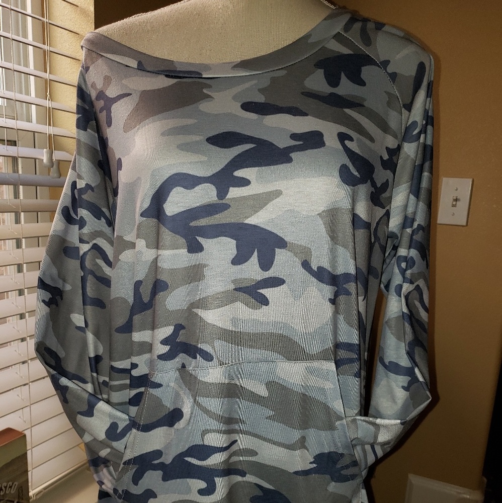 Jrs/Women's sz S camo off the shoulder top - Picture 3 of 4